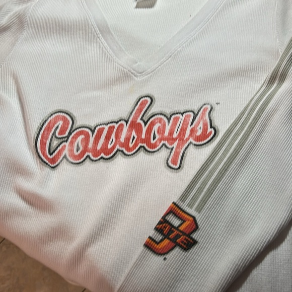 Oklahoma State Cowboys ladies, V-neck T-shirt, heavy net size XL gently used - Picture 4 of 5